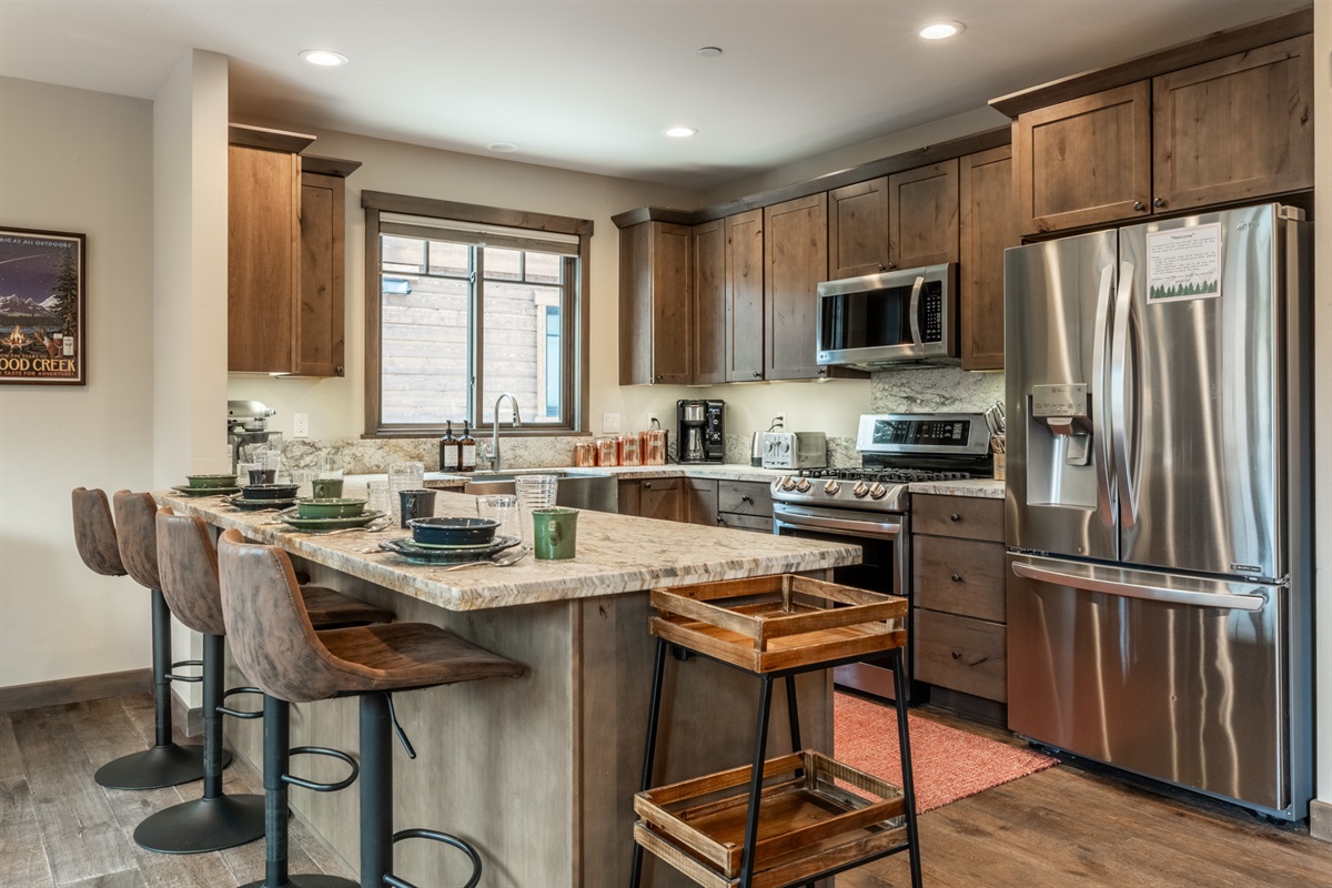 Interstellar | Apogee (#7)
A fully equipped gourmet kitchen with high-end appliances and generous prep space.