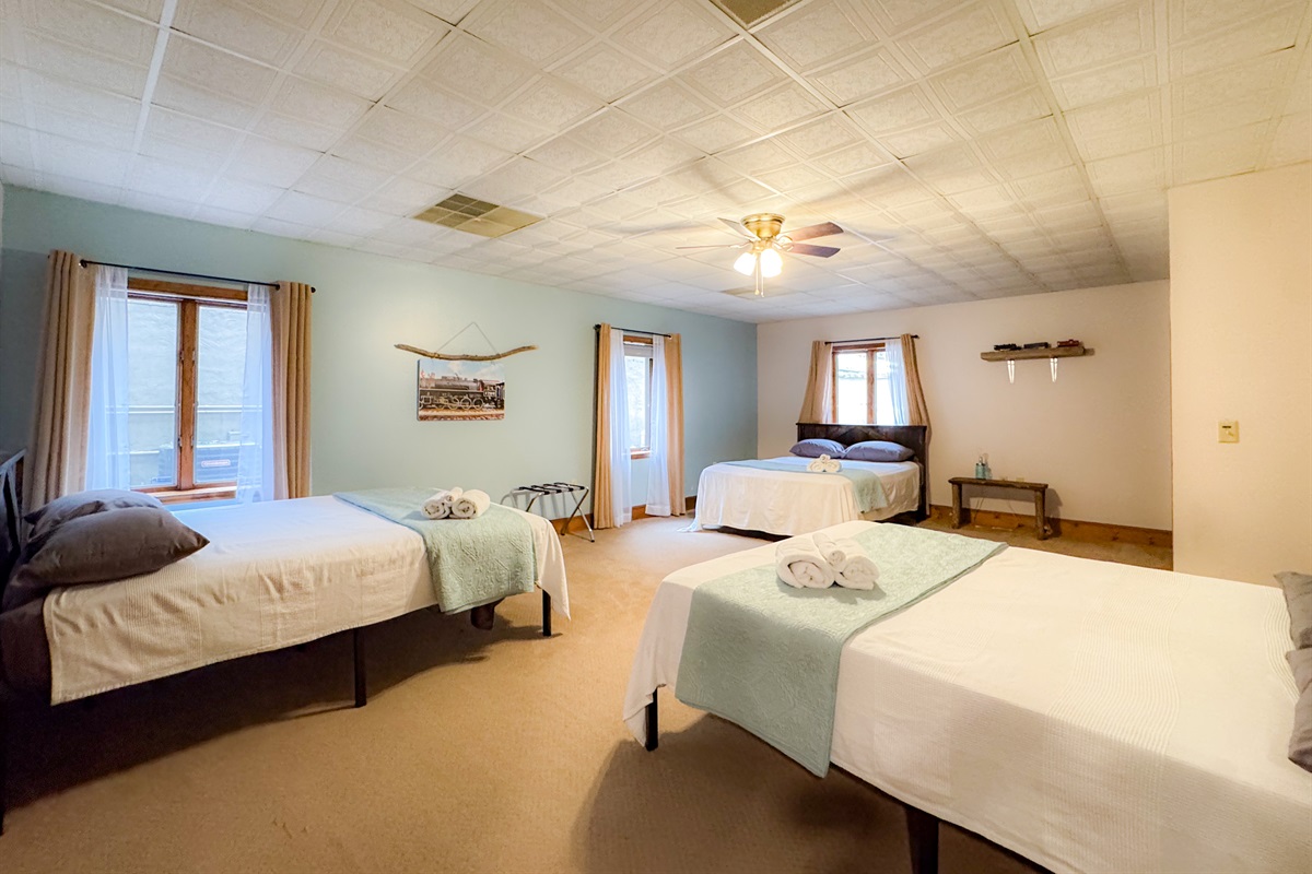 3 beds in the Smoky Mountain Railroads bedroom - perfect for the teenagers