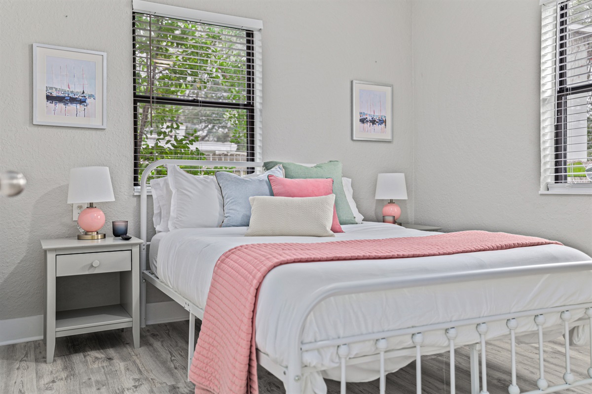 Guest room with queen sized bed
