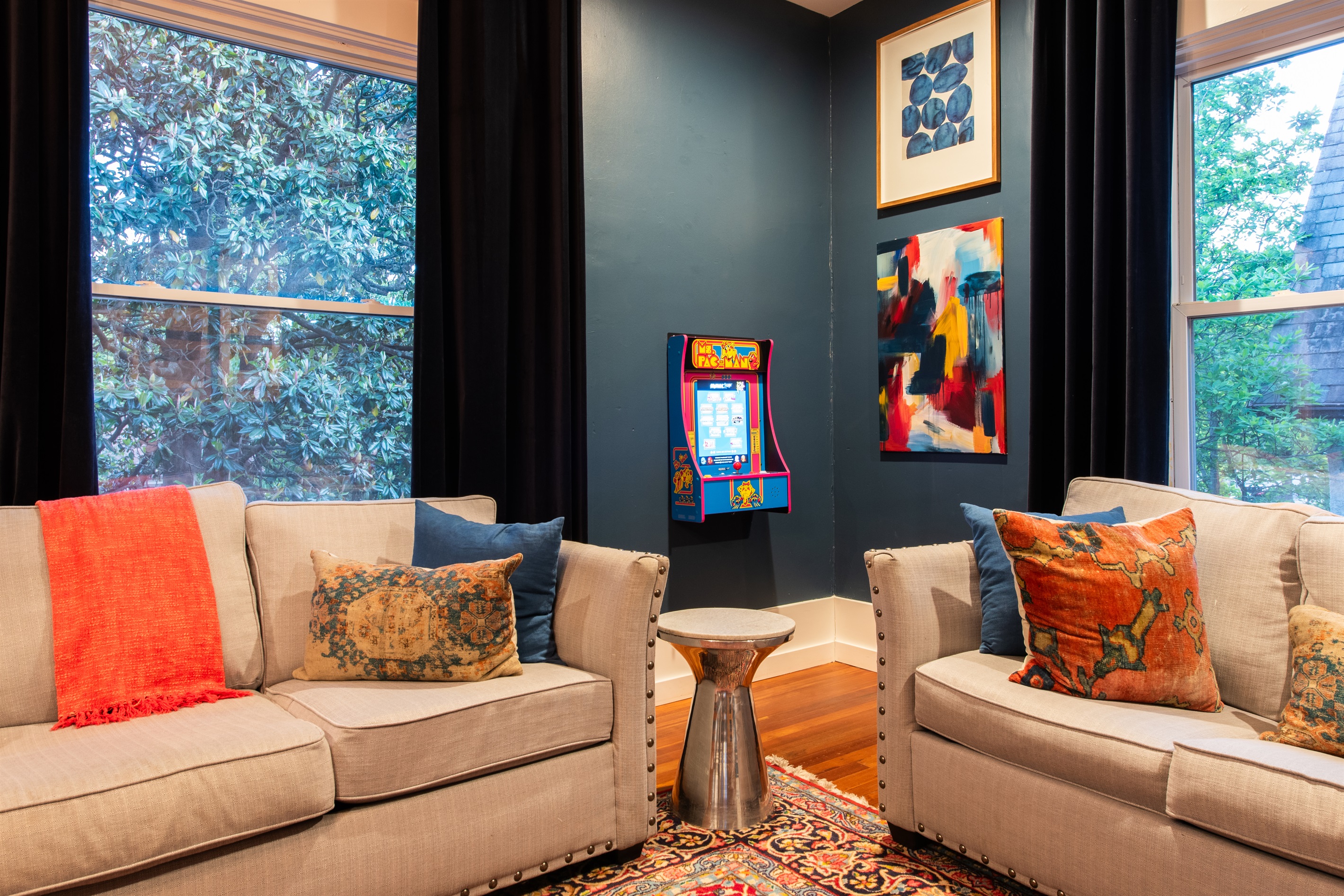 2nd Floor Family/TV Room ~ 65" Smart TV ~ Blue Tooth Speakers ~ Queen Size Pullout ~ Black Out Drapes~ Seating For Large Groups