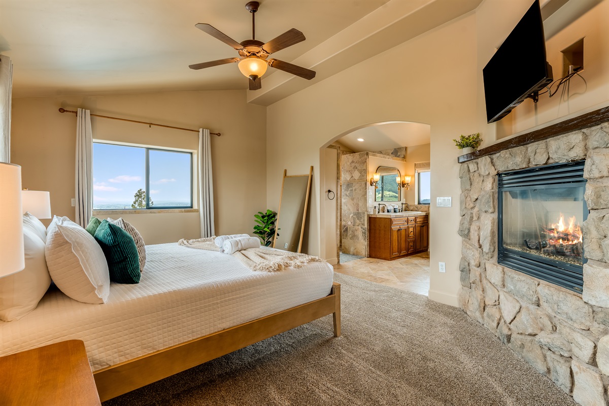 Upstairs Master Bedroom with King sized bed.
Additional 2 rollaway beds also provided.