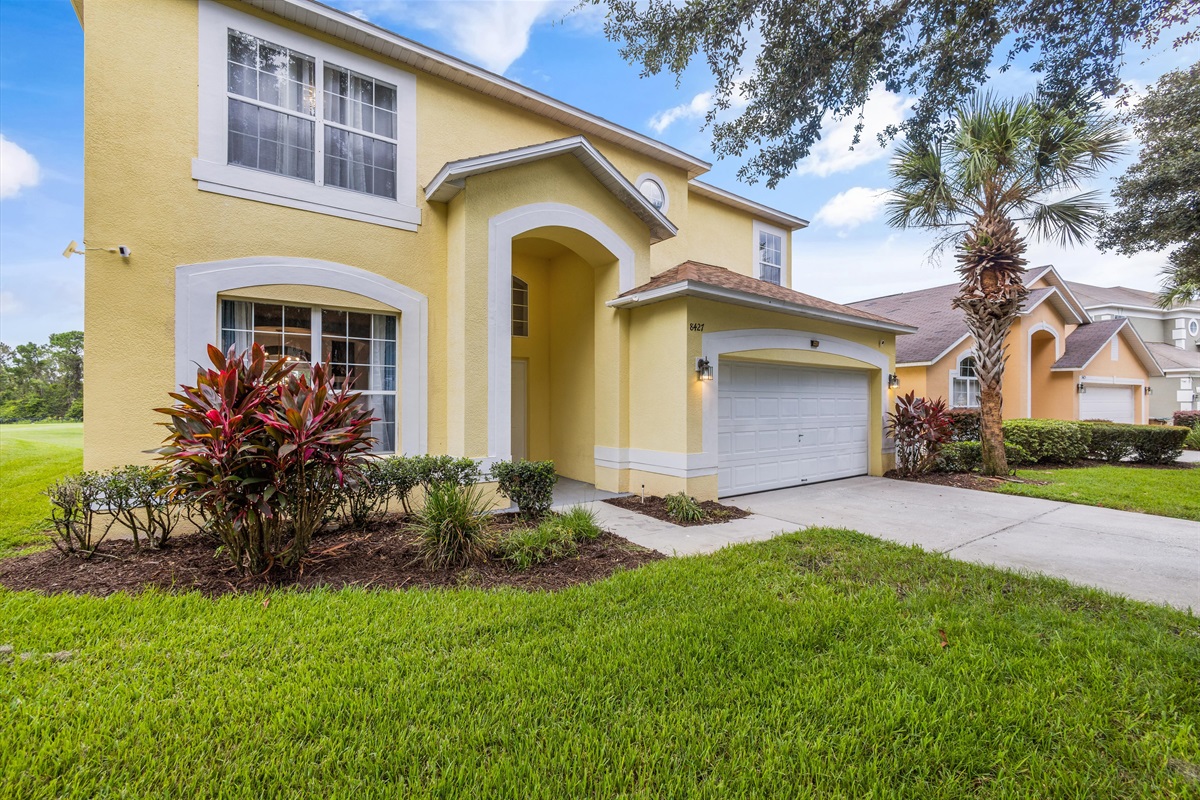 Spacious Driveway that fits 4 cars