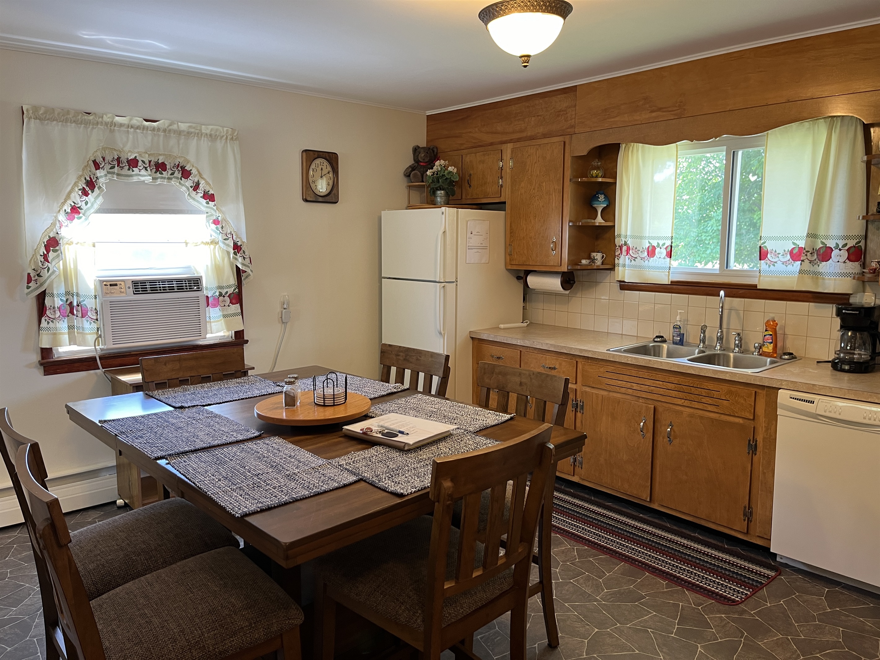 Eat-in kitchen