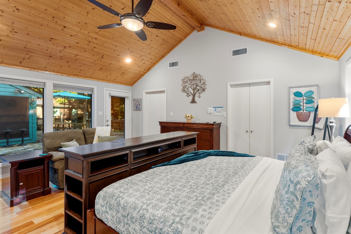 King 1 Bedroom features a split king adjustable Tempur-Pedic bed, 40" TV in the footboard, charger lamps, extra outlets, a dresser, 2 luggage racks, hangers, robes, a loveseat, and linens.