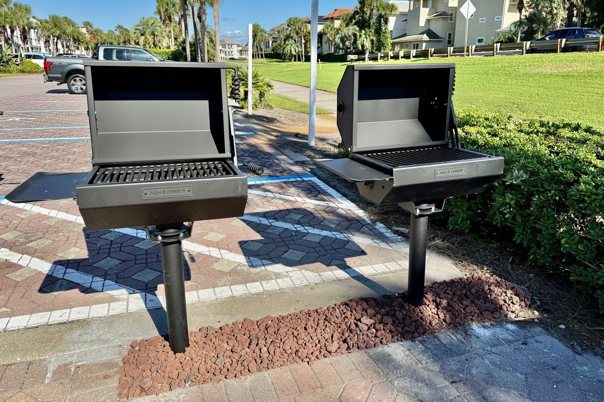 A pair of very nice charcoal grills are available in the parking lot, near the pool.