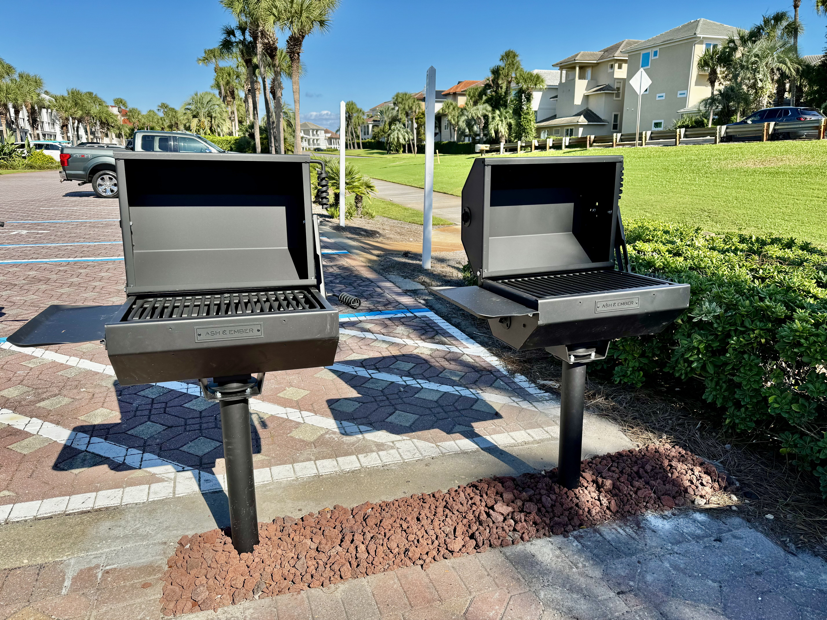 A pair of very nice charcoal grills are available in the parking lot, near the pool.