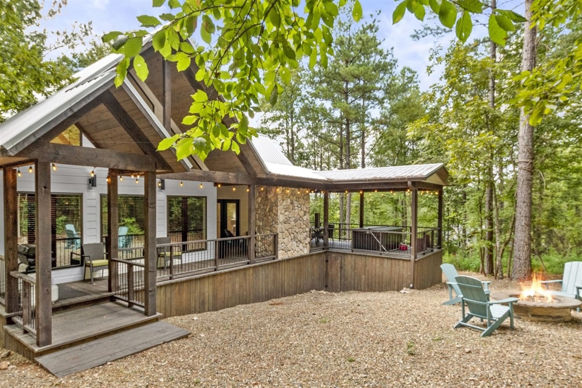 Step outside to tranquil woods and fresh air, with popular local attractions just a short drive away for your exploring pleasure.