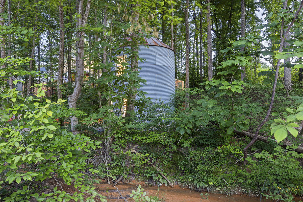 Unique Hideaway: Nestled in greenery, this charming space offers tranquility among the trees!