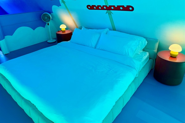King bed (memory foam, bamboo/cotton sheets!)