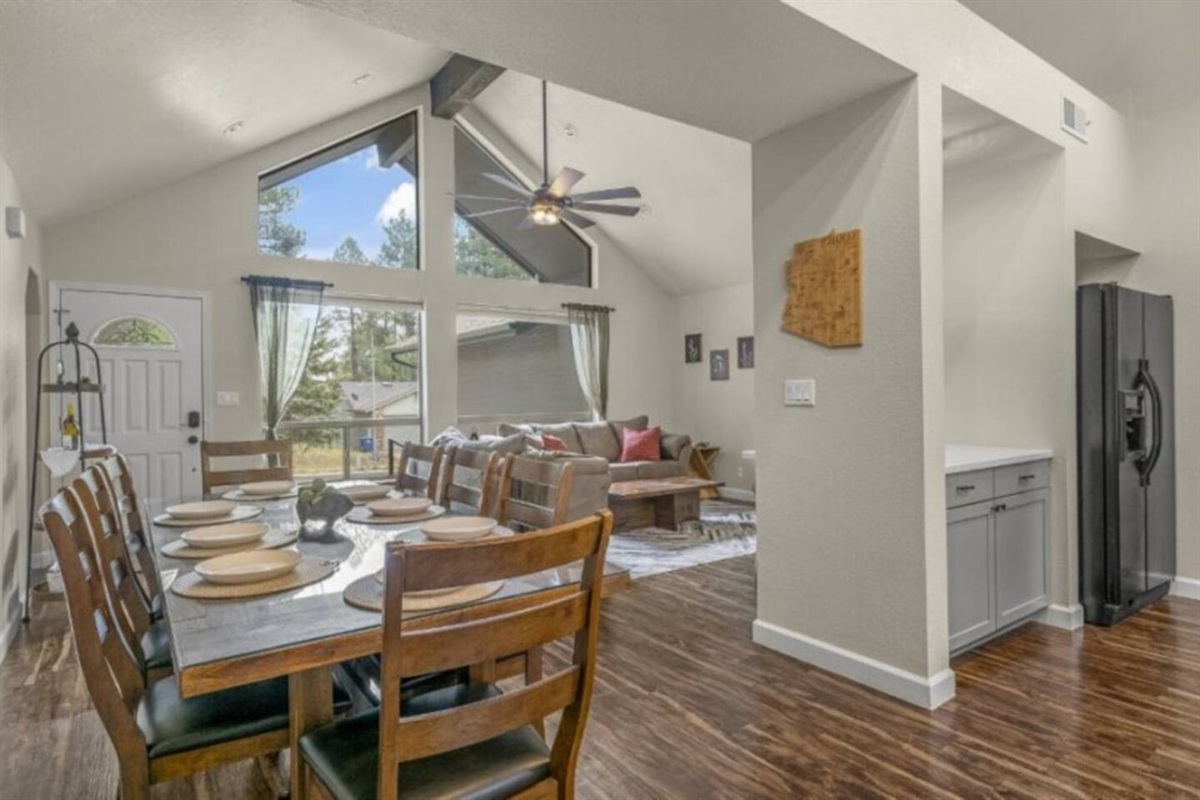 Large dining room table, perfect for entertaining