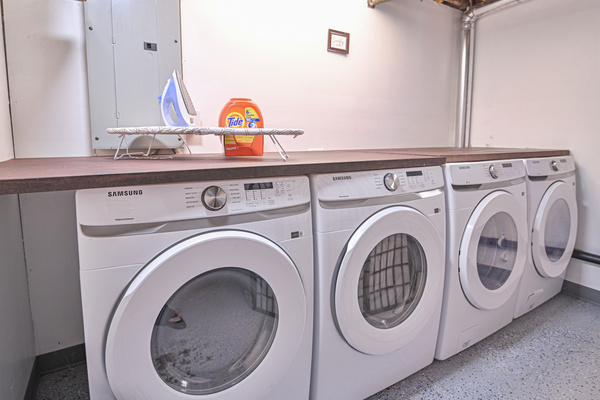 2x Washer/Dryers Laundry Room
