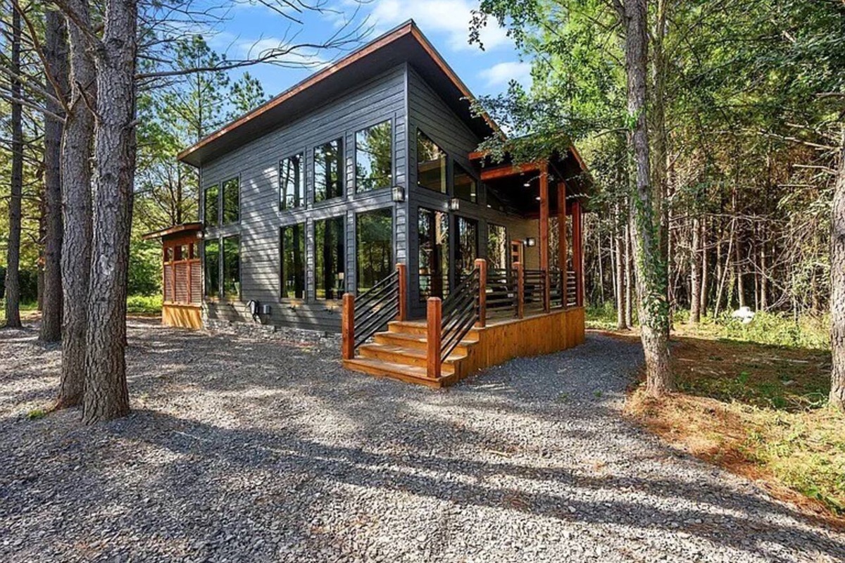 We were very surprised at the size of the cabin, compared to the photos. We could not believe how much bigger it was when we got there. Words cannot express how much we enjoyed our stay ❤️❤️❤️ 