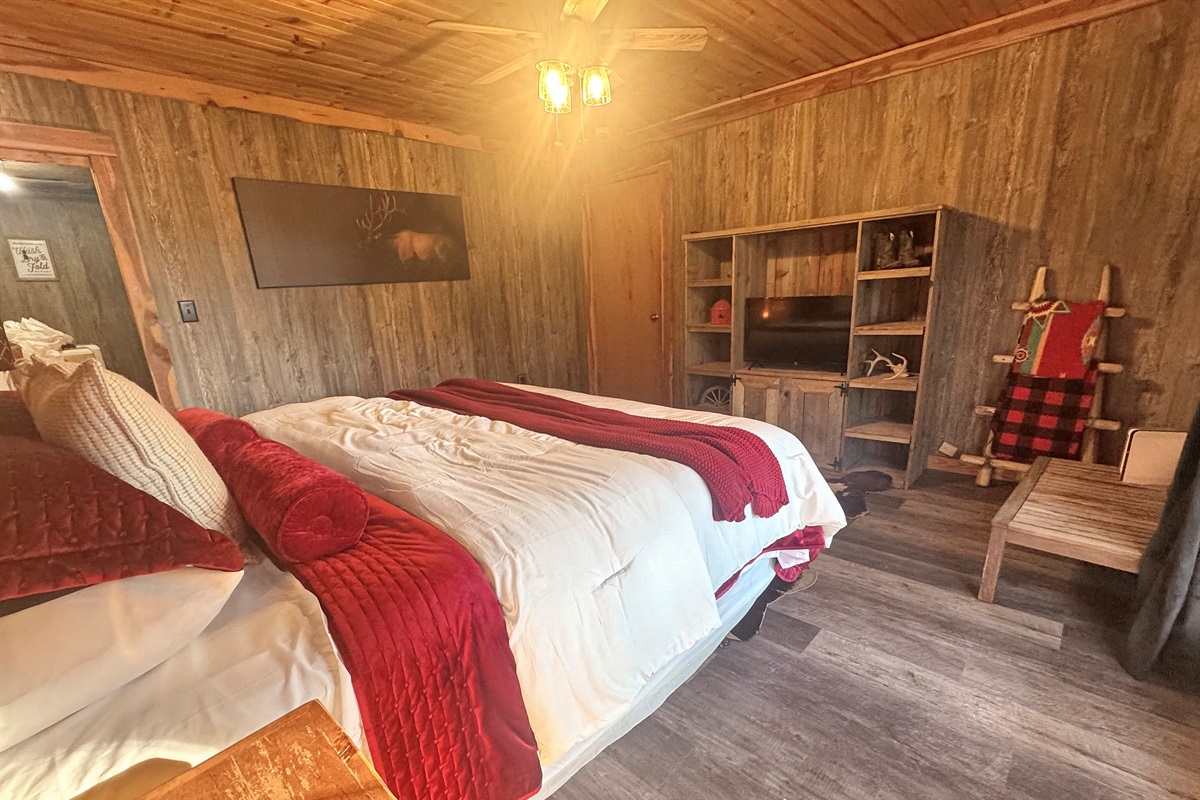 The perfect blend: reclaimed barnwood charm and contemporary comfort.