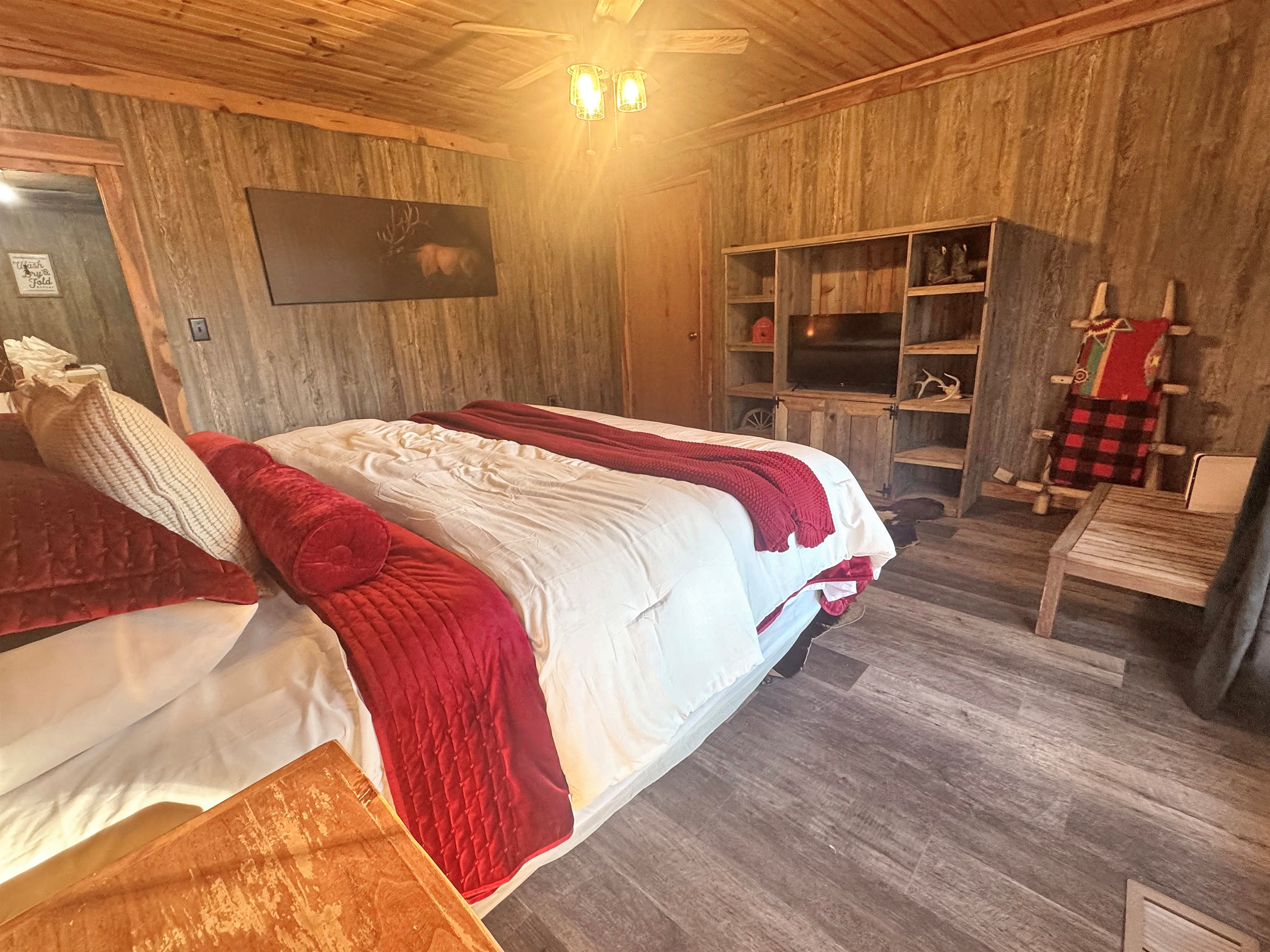 The perfect blend: reclaimed barnwood charm and contemporary comfort.