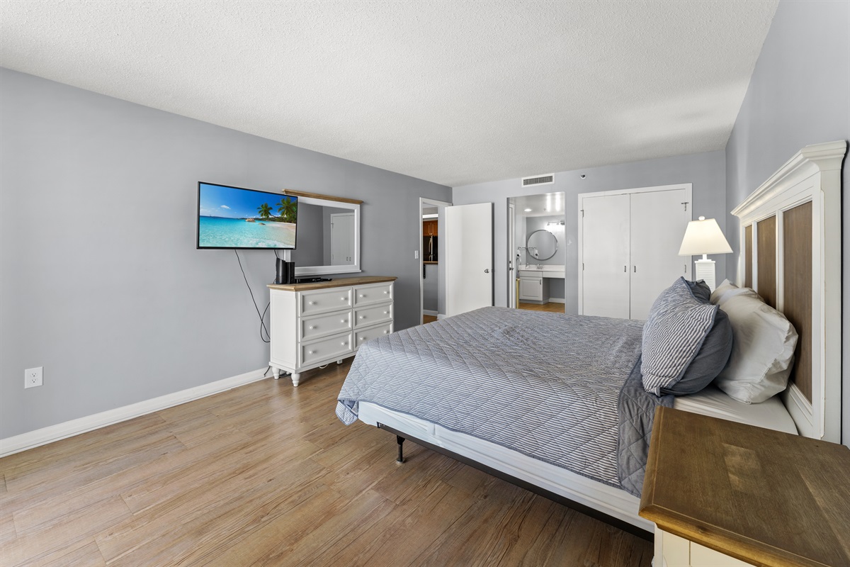 Large Main Bedroom with King bed, balcony access and ensuite