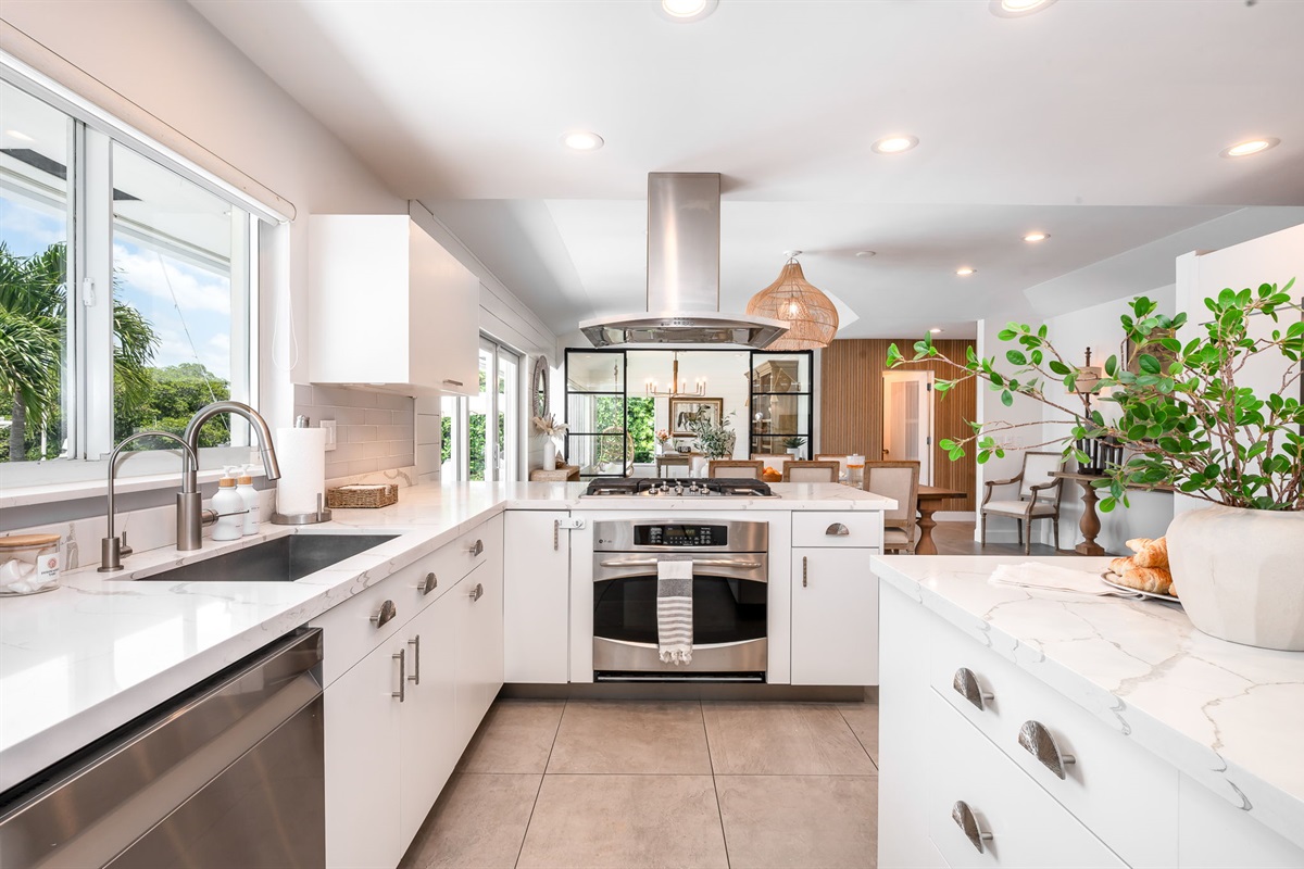 Cook with ease in the open, fully stocked kitchen&mdash;perfect for everything from quick breakfasts to gourmet dinners.