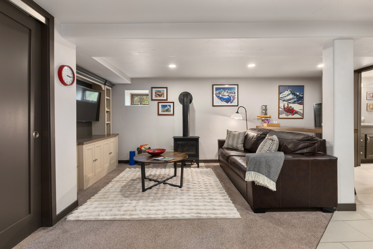 Living Room | Smart TV |  Wood-burning fireplace