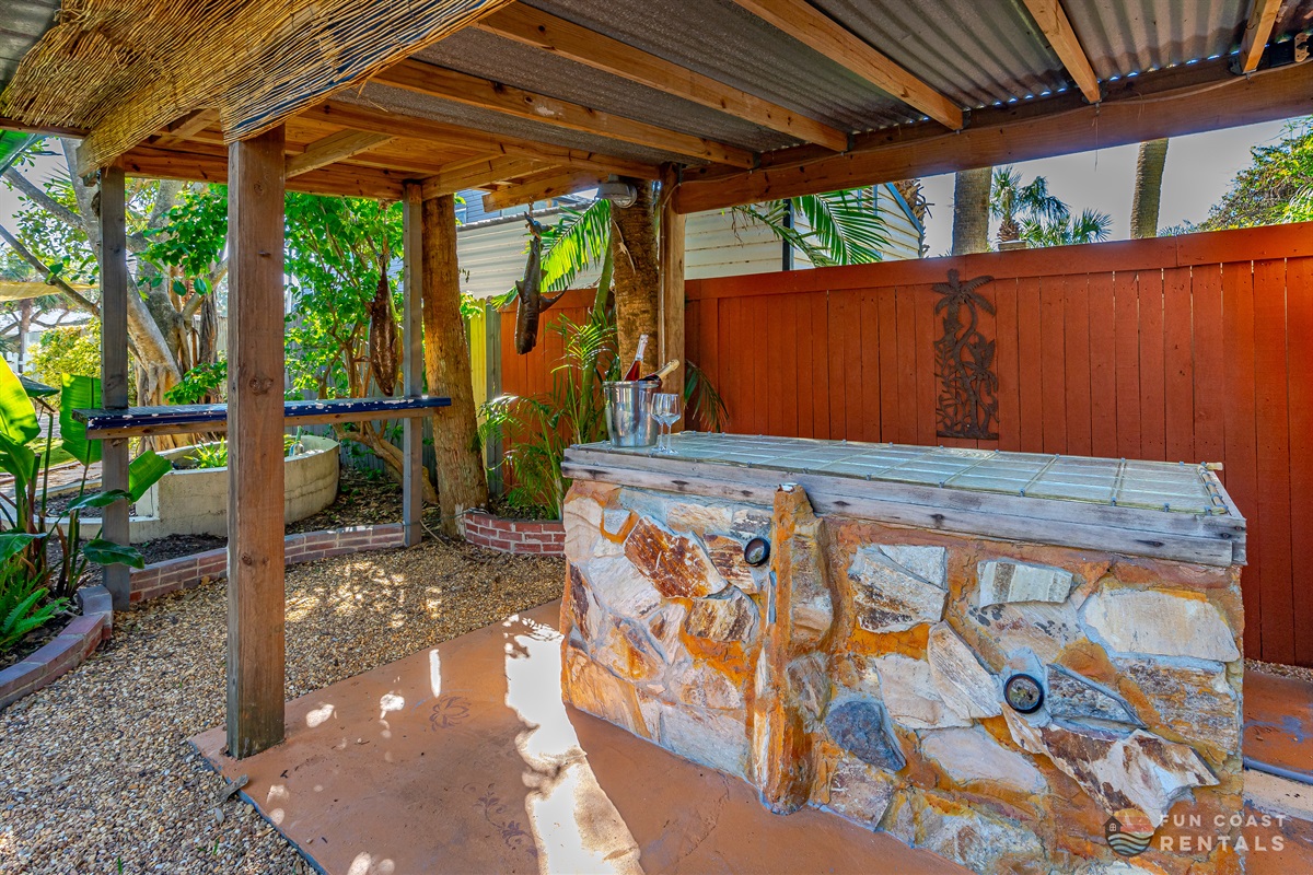 Fully fenced private string lit zen Backyard with wood fire pit and bar!