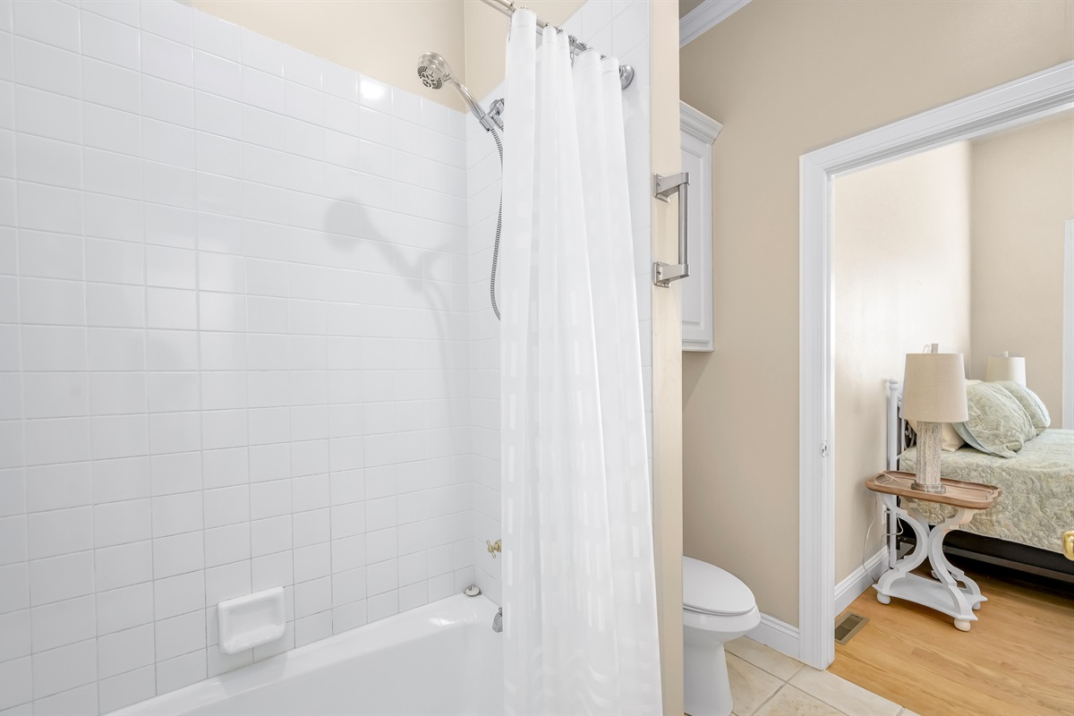 Main level king #1 bath