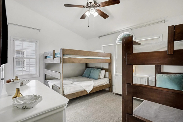 Kids' favorite: bunk room with twin and queen bunks — sleeps 6