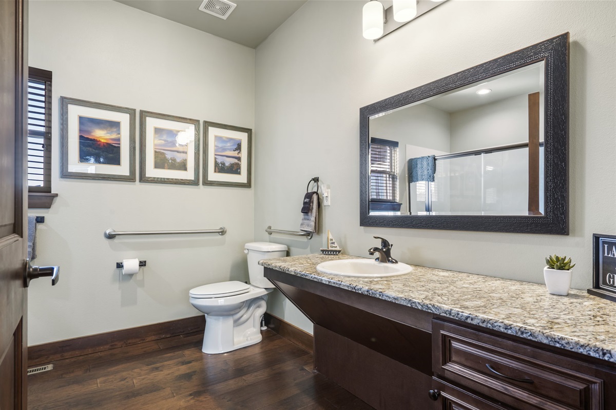 Ensuite bath with grab bars