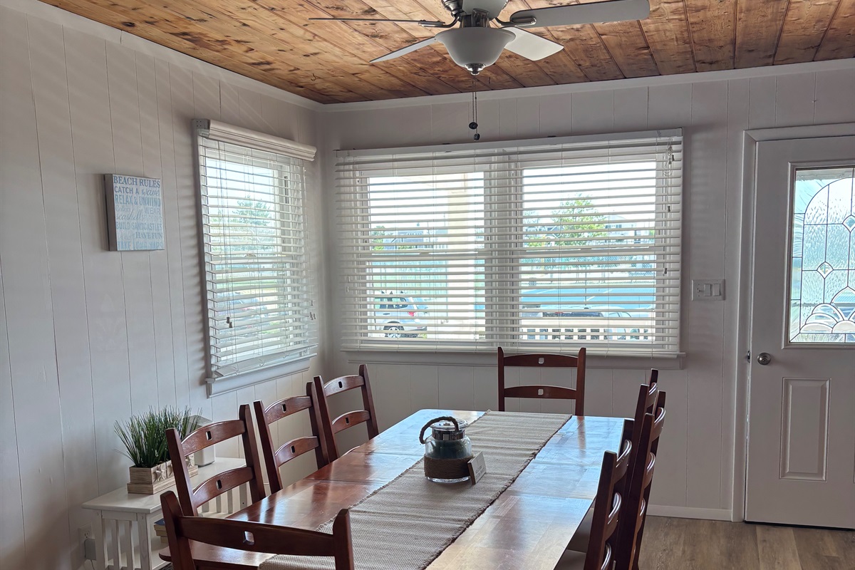 Dining room - seats 8 people