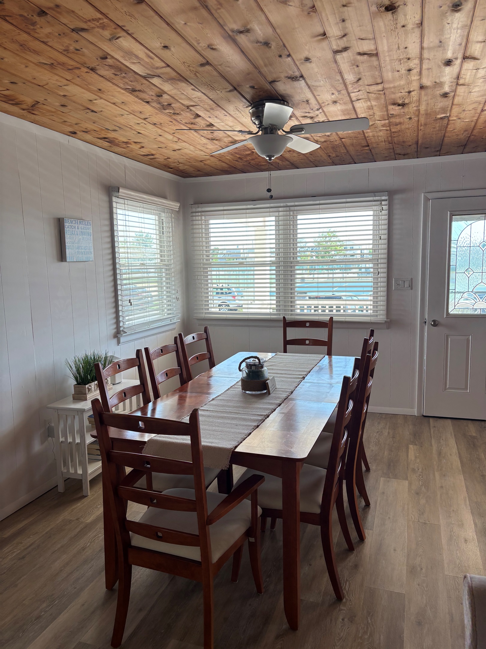 Dining room - seats 8 people