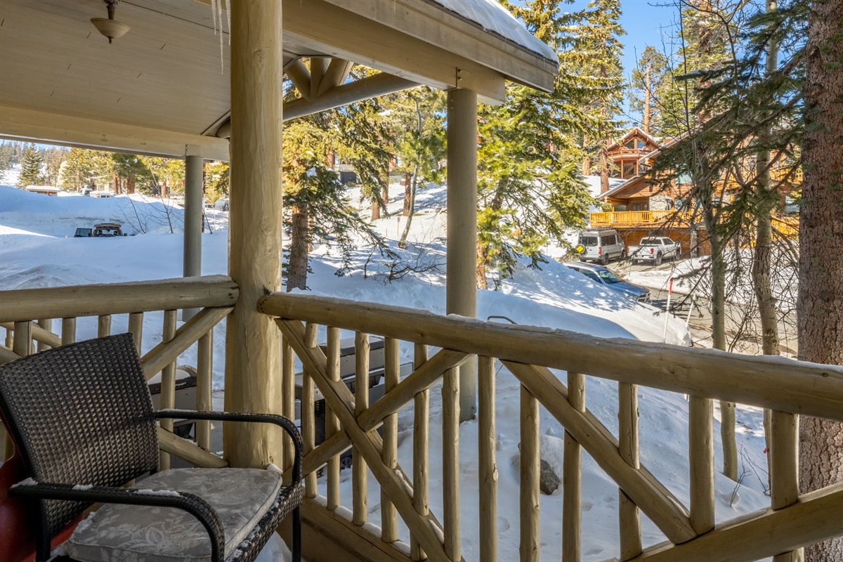 Open the doors and step into the alpine air. A petite Juliet balcony offers space to sit, sip coffee, and take in the surroundings.