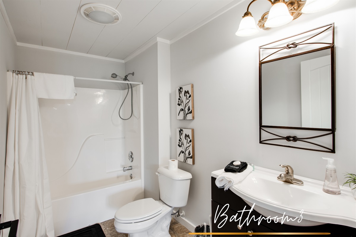 Light, clean, and effortlessly serene. Your spa moment awaits. Tub/shower combo