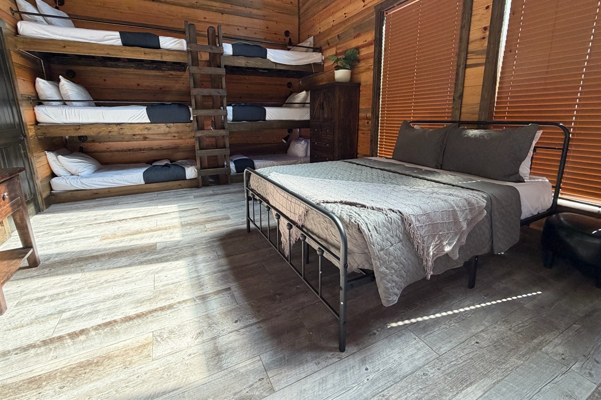 Bunk Room - 6 twin beds & queen