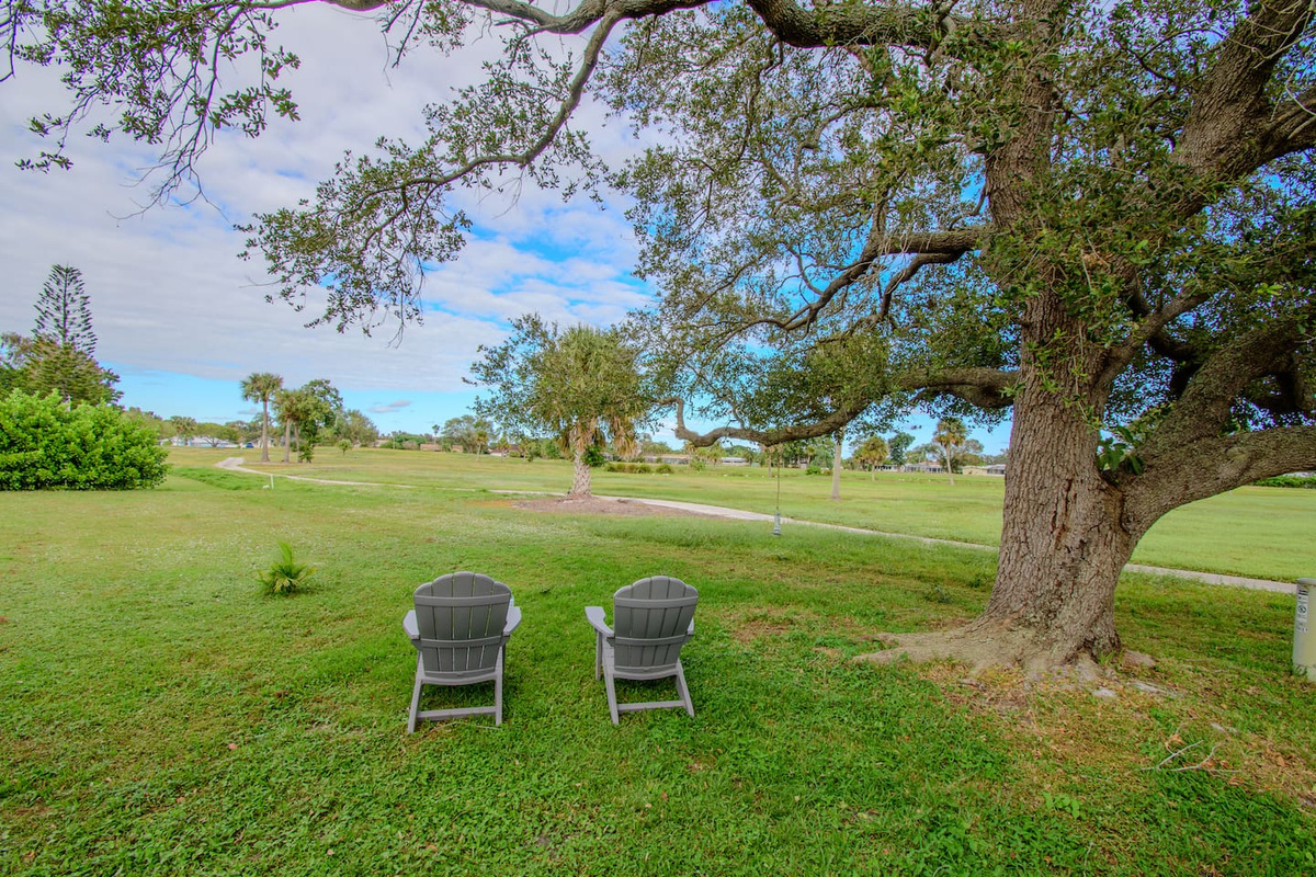 The Perfect and Serene Golf and Bird Watching Spot in the back yard