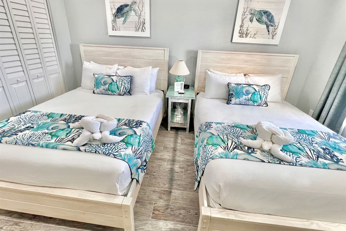 2 Queen size beds in the guest room 