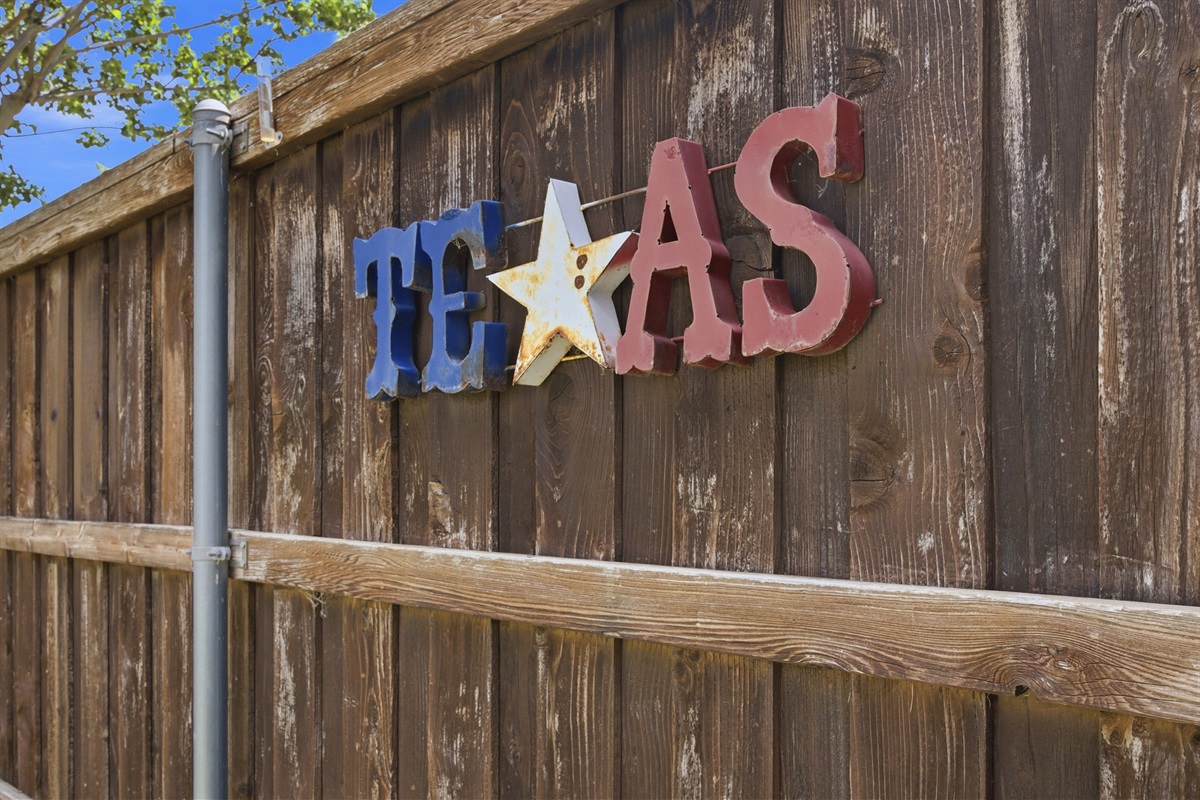 A welcoming touch of Texas charm on the fence line. The whole Backyard backs up to no rear neighbors, giving you total privacy and quiet during your stay in The Colony.