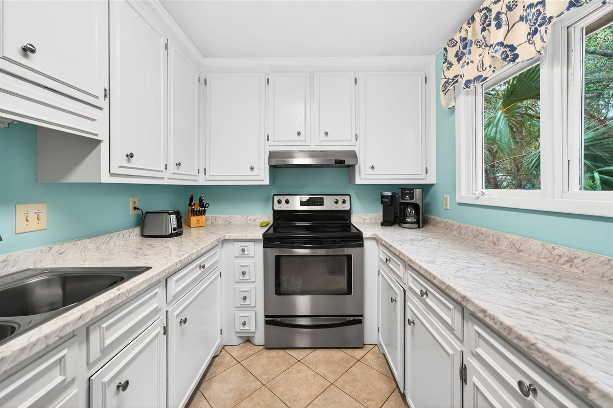 Kitchen | Seaside Cottage | IOP Escapes | 31 Twin Oaks, Isle of Palms, SC