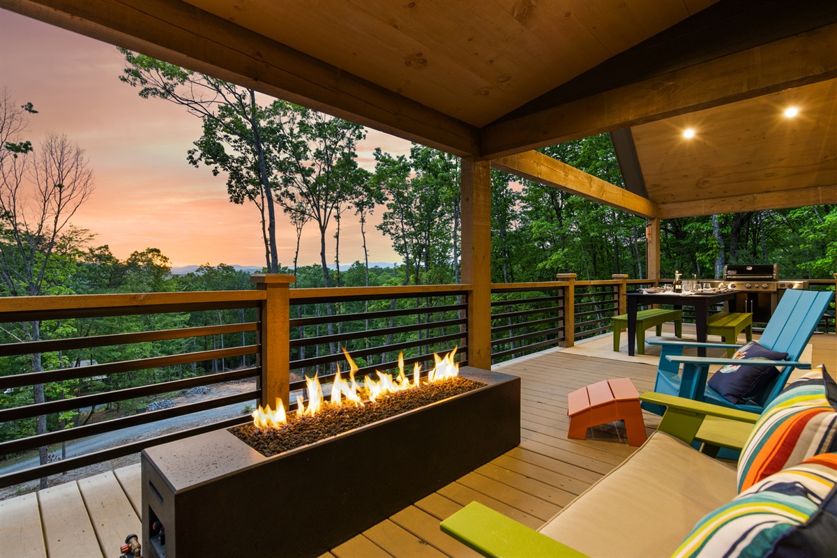 This cozy upstairs deck was made for golden toasts and long conversations. Mountain views, electric fireplace, pure peace and bliss.
