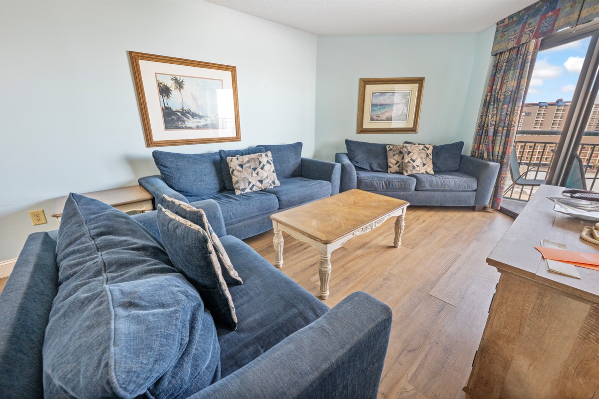Living Room with Stunning Views🌊☀️