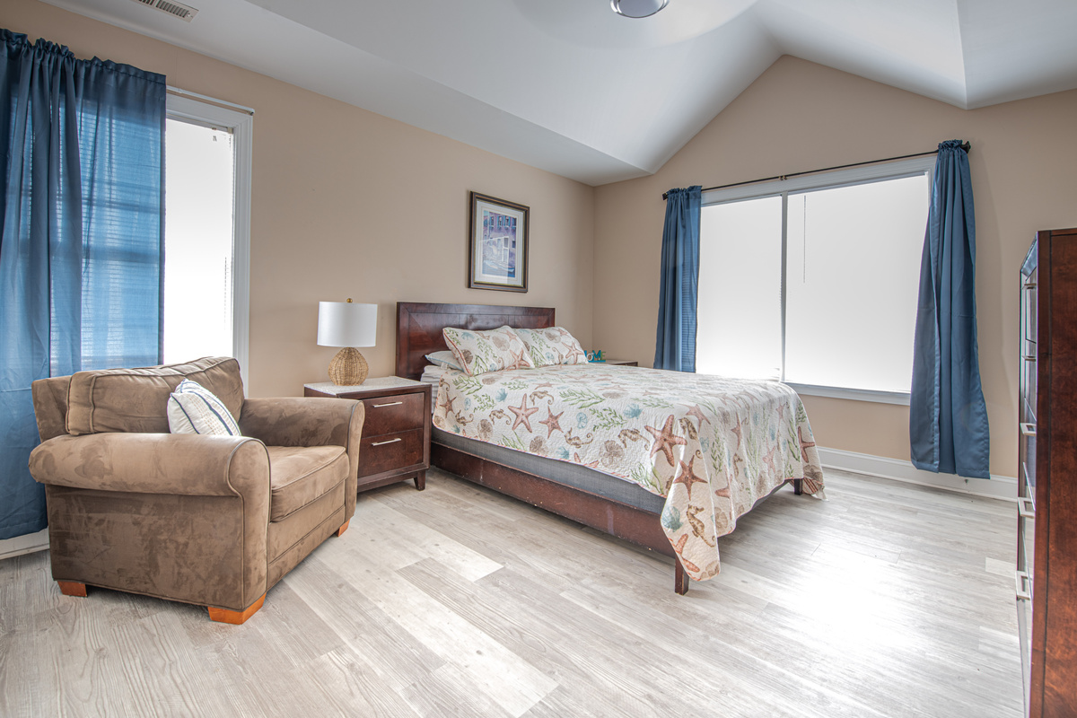 Bedroom 3 with Starfish Bedding and Armchair