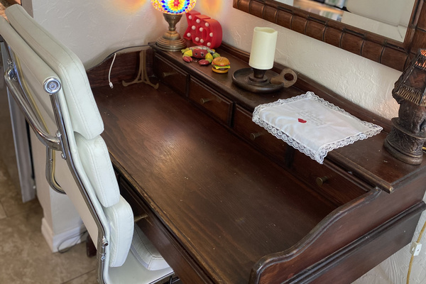 A nice desk to leverage our fast WiFi