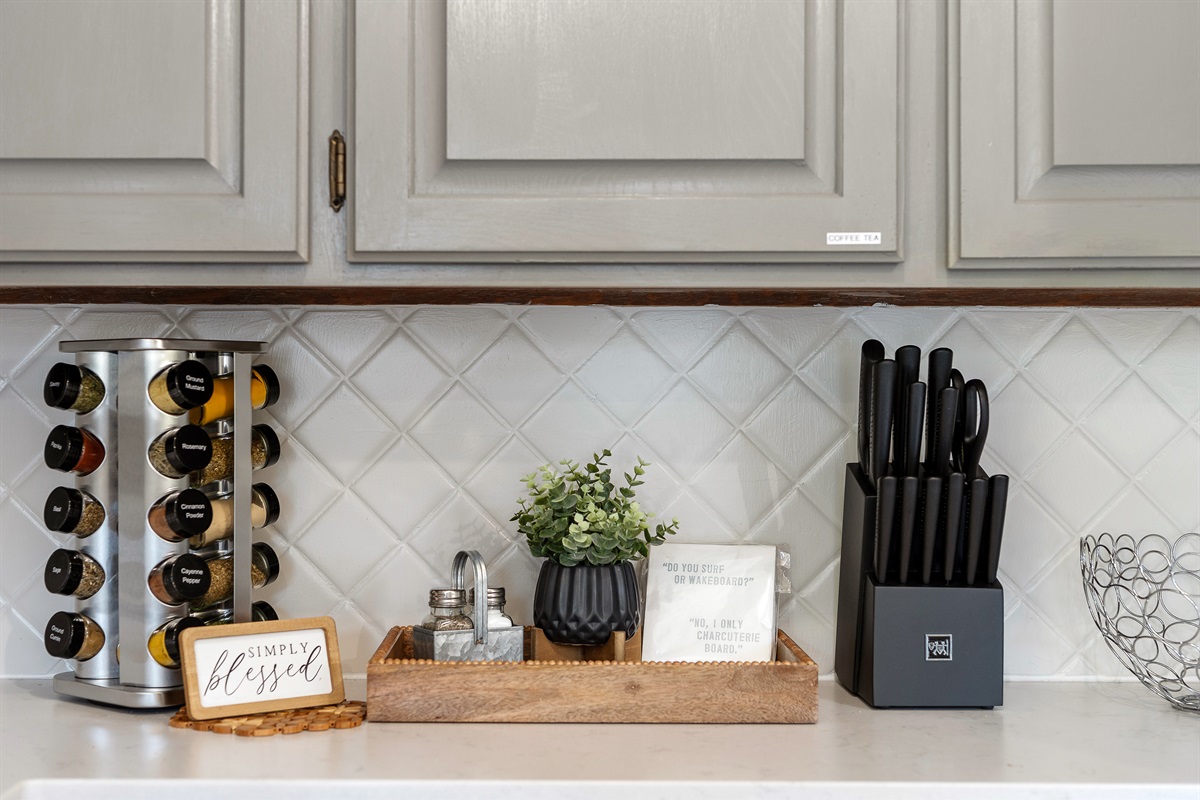 Kitchen: spices and knives