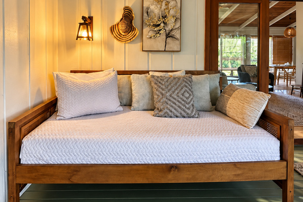 Lanai with twin size daybed