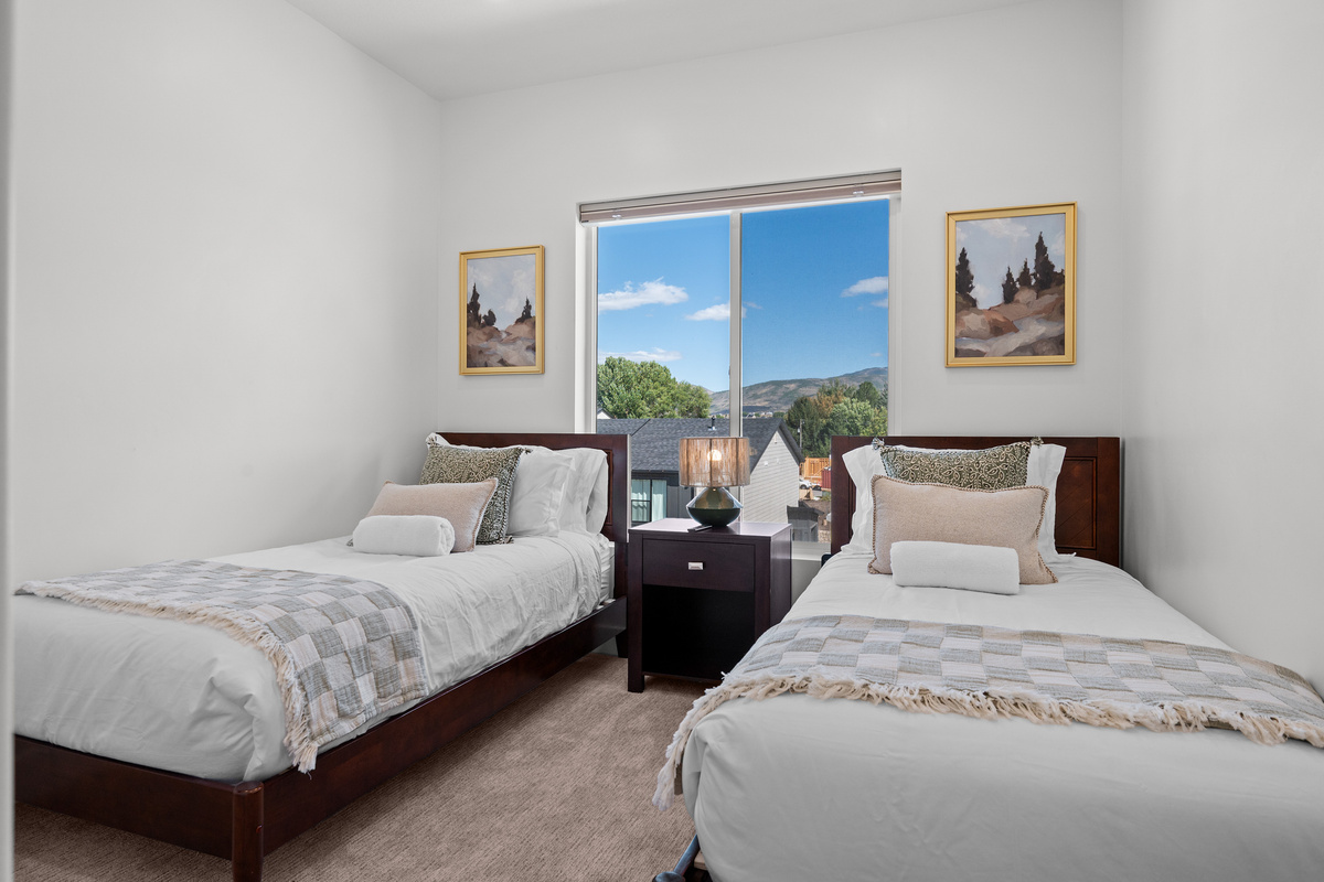 A flexible bedroom with two separate beds, ideal for kids, friends, or additional guests.