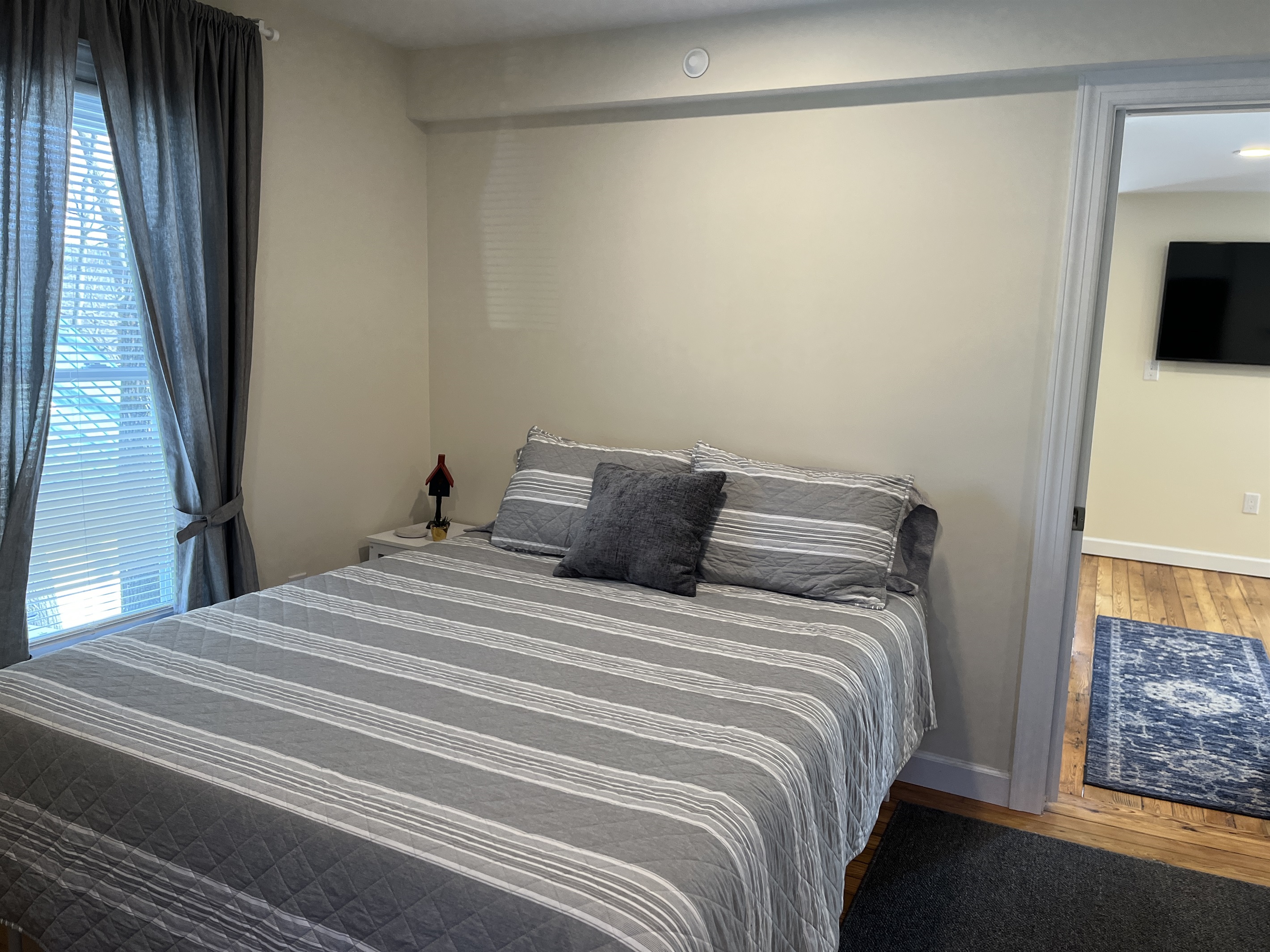 1 of 2 Queens in bedroom