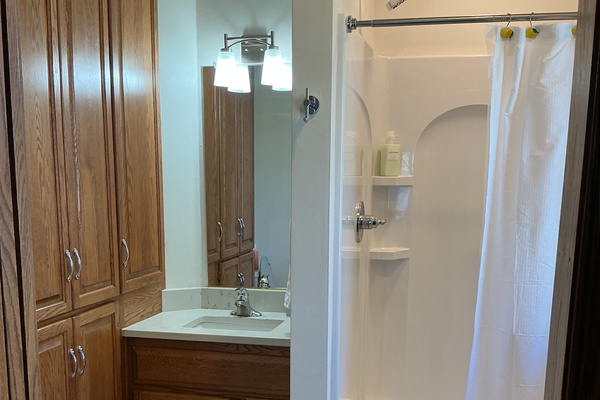 Full bathroom suite with 6th bedroom