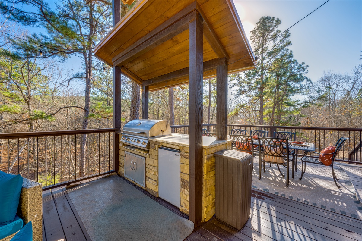 Outdoor Oasis: Grill up a feast with stunning forest views and stylish dining space!