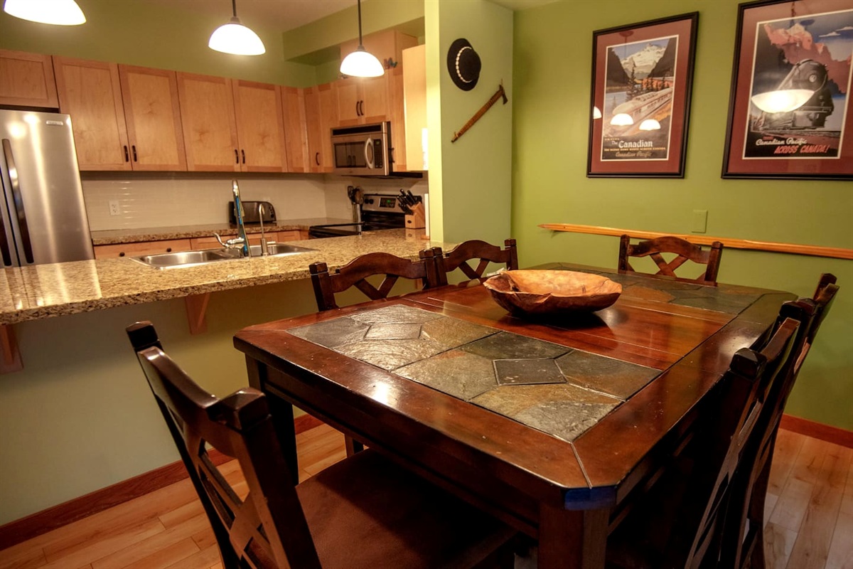 Dining set for 6, breakfast bar.  