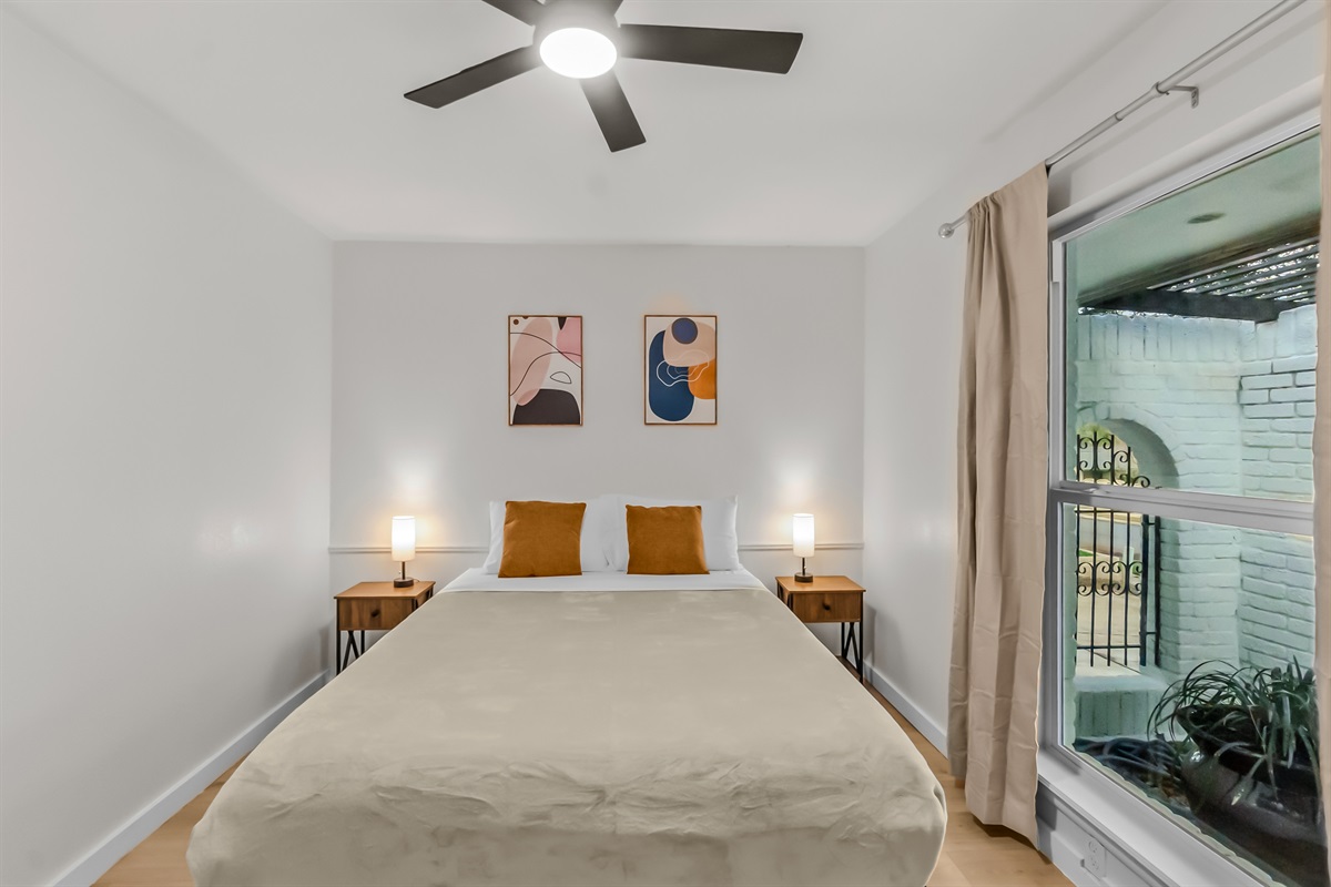 🛏 Bedroom 2  Comfortable queen bed with hotel quality linens for a great night’s sleep.