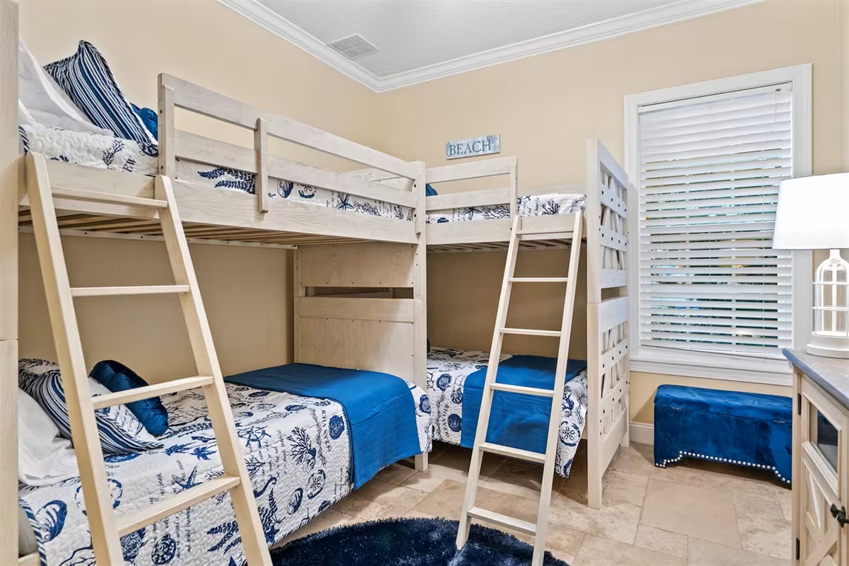A bunk room kids absolutely love 🐚
Two sets of cozy bunks, coastal décor, and plenty of space for sleepovers, laughter, and recharging after big beach days.
