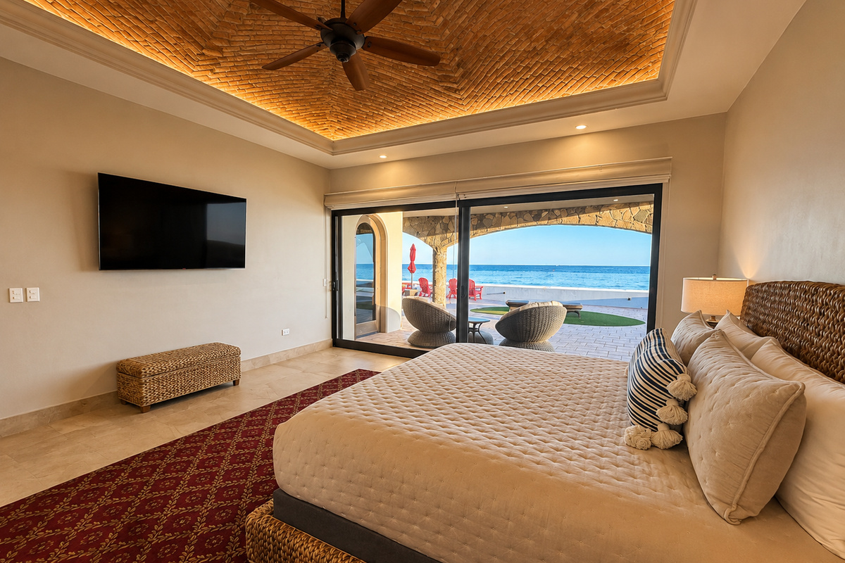 Primary Bedroom: Located in the main house, this spacious retreat features a king-size bed, Smart TV, ceiling fan, beautiful Sea of Cortez views, private patio access, and a luxurious en-suite bathroom.