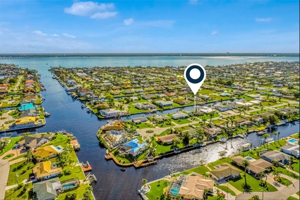 The stunning Caloosahatchee! 5 min by kayak from our dock!