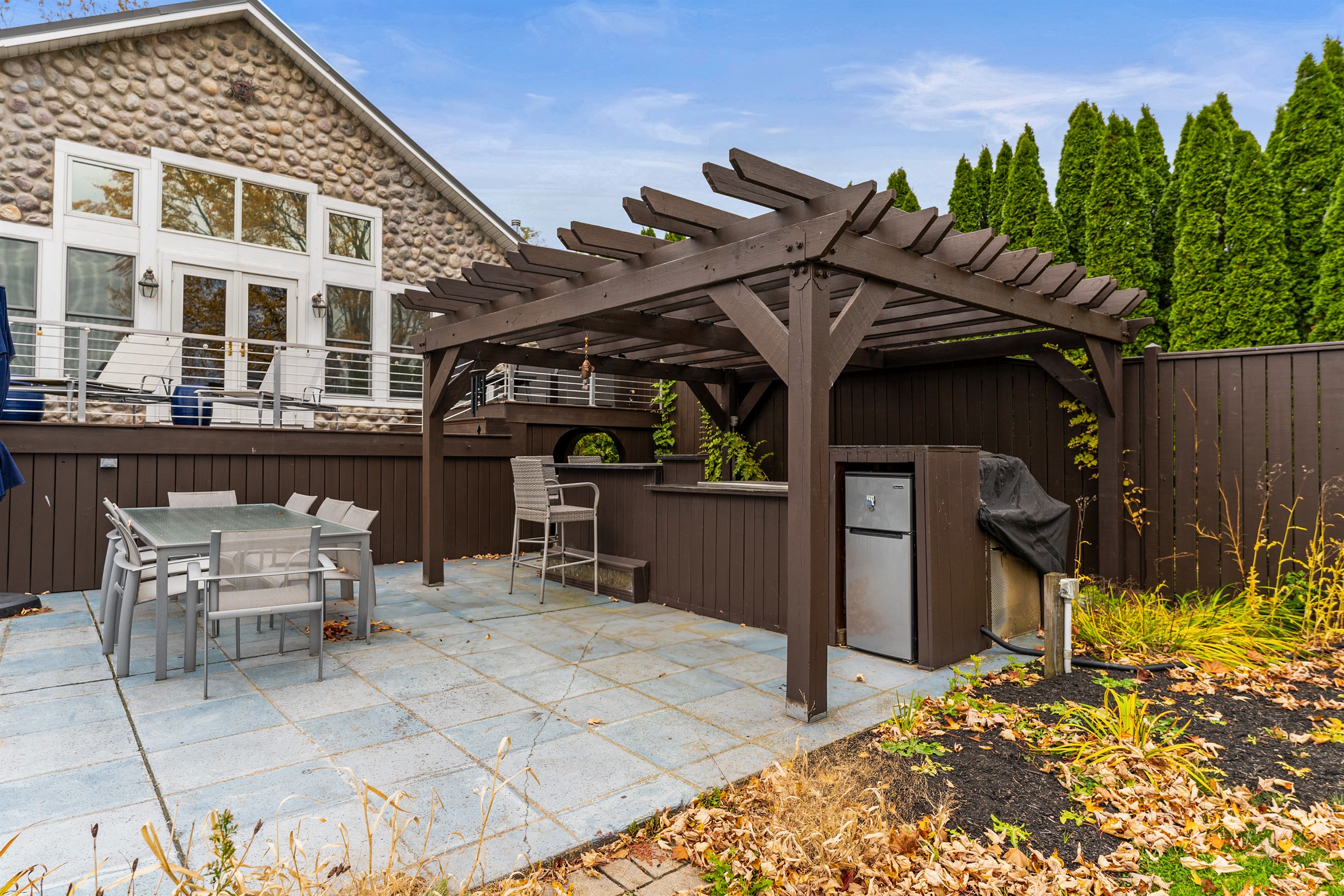 Convenient outdoor kitchen with el fresco dining